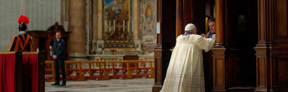 Papa Francisco confesándose